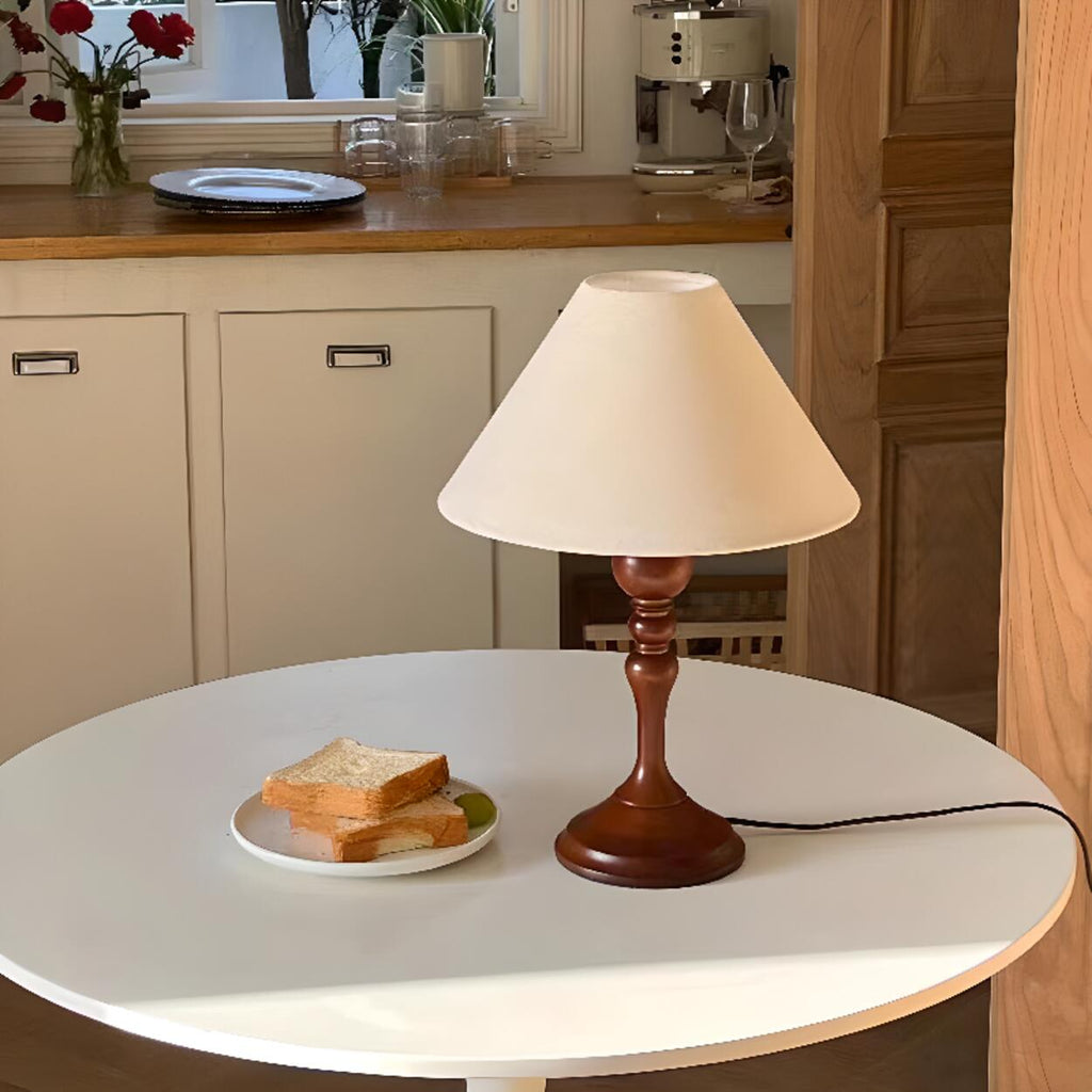 Modern vit bordslampa i nordisk stil för rena inomhusutrymmen