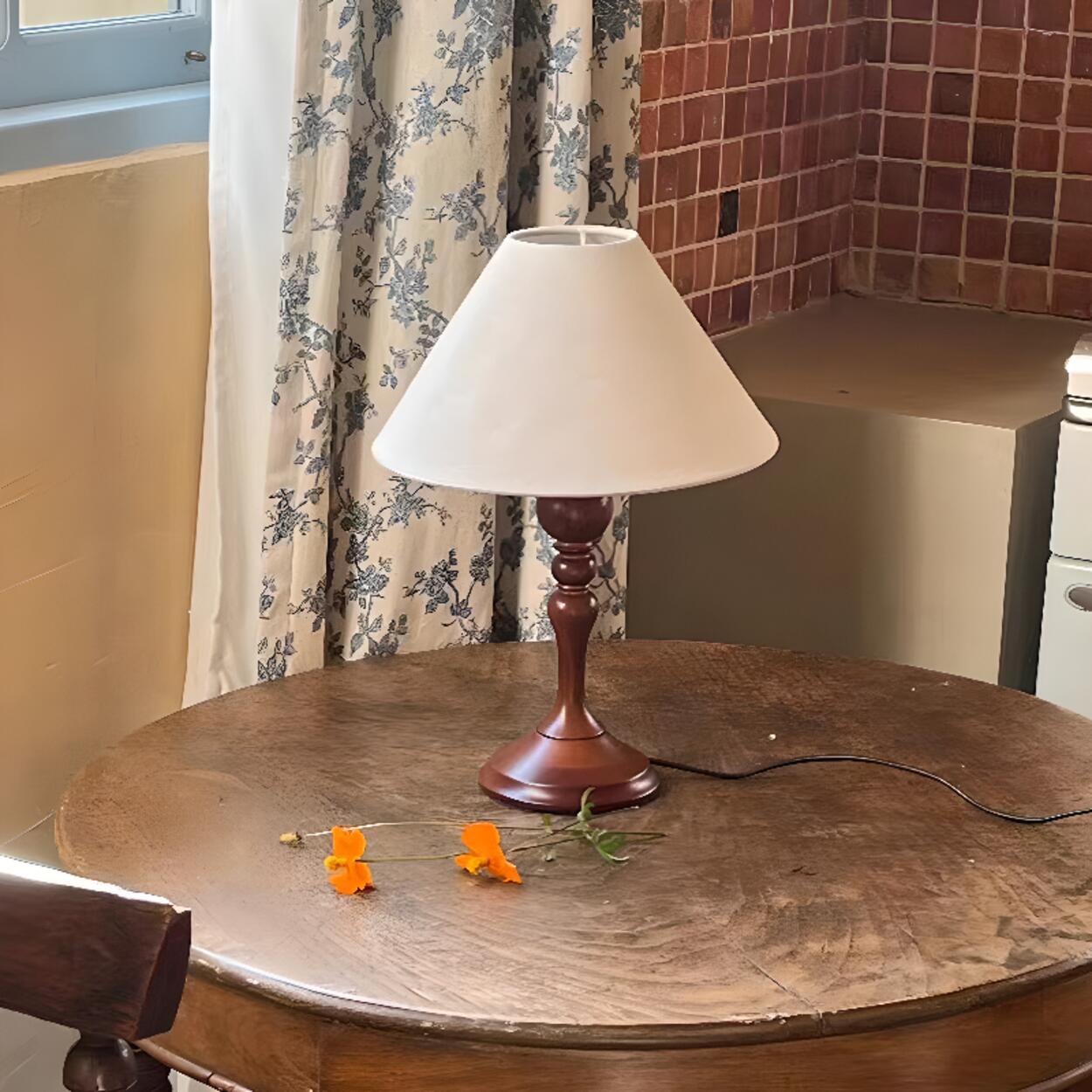 Modern vit bordslampa i nordisk stil för rena inomhusutrymmen