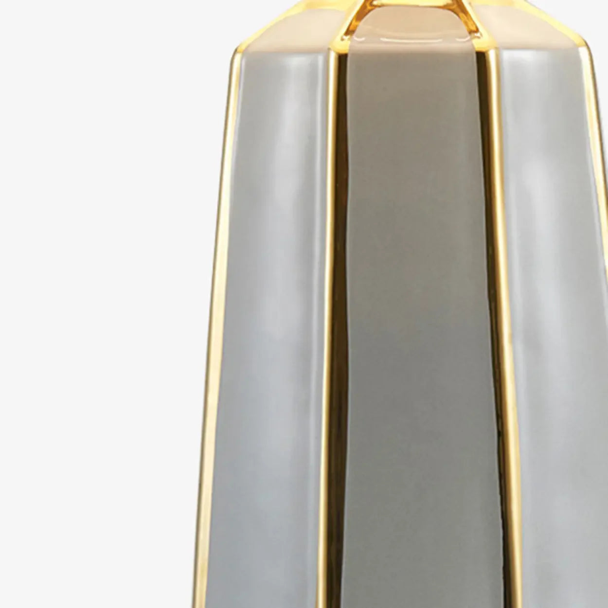 Fasettslipad bordslampa i designerstil för accentutrymmen i hemmet