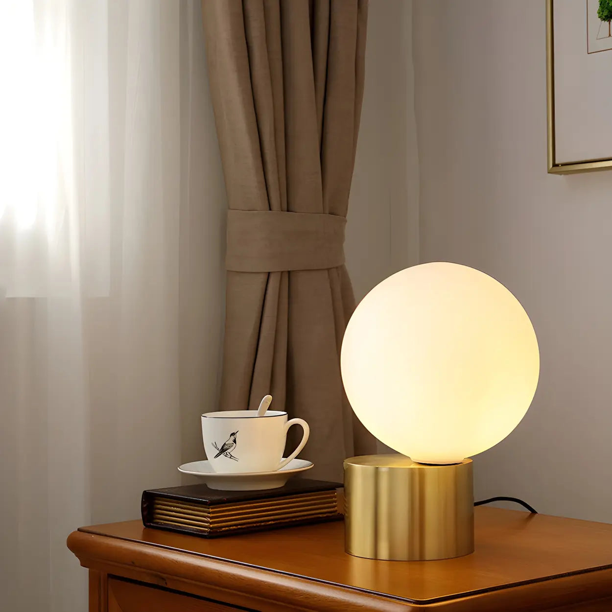 Modern globbordslampa i glas med guldfärgad pelarfot – Elegant hem- och kontorsbelysning