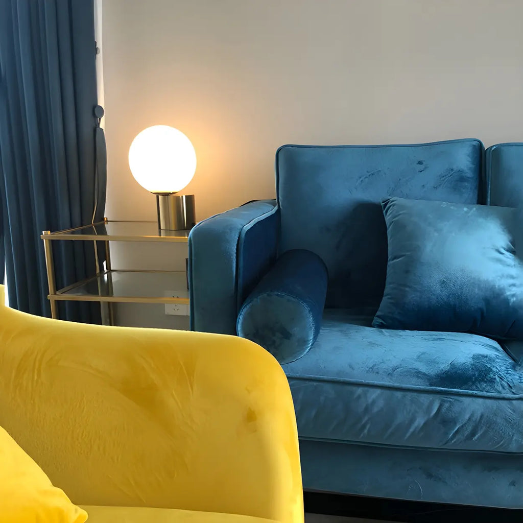 Modern globbordslampa i glas med guldfärgad pelarfot – Elegant hem- och kontorsbelysning