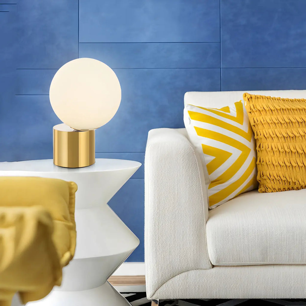 Modern globbordslampa i glas med guldfärgad pelarfot – Elegant hem- och kontorsbelysning