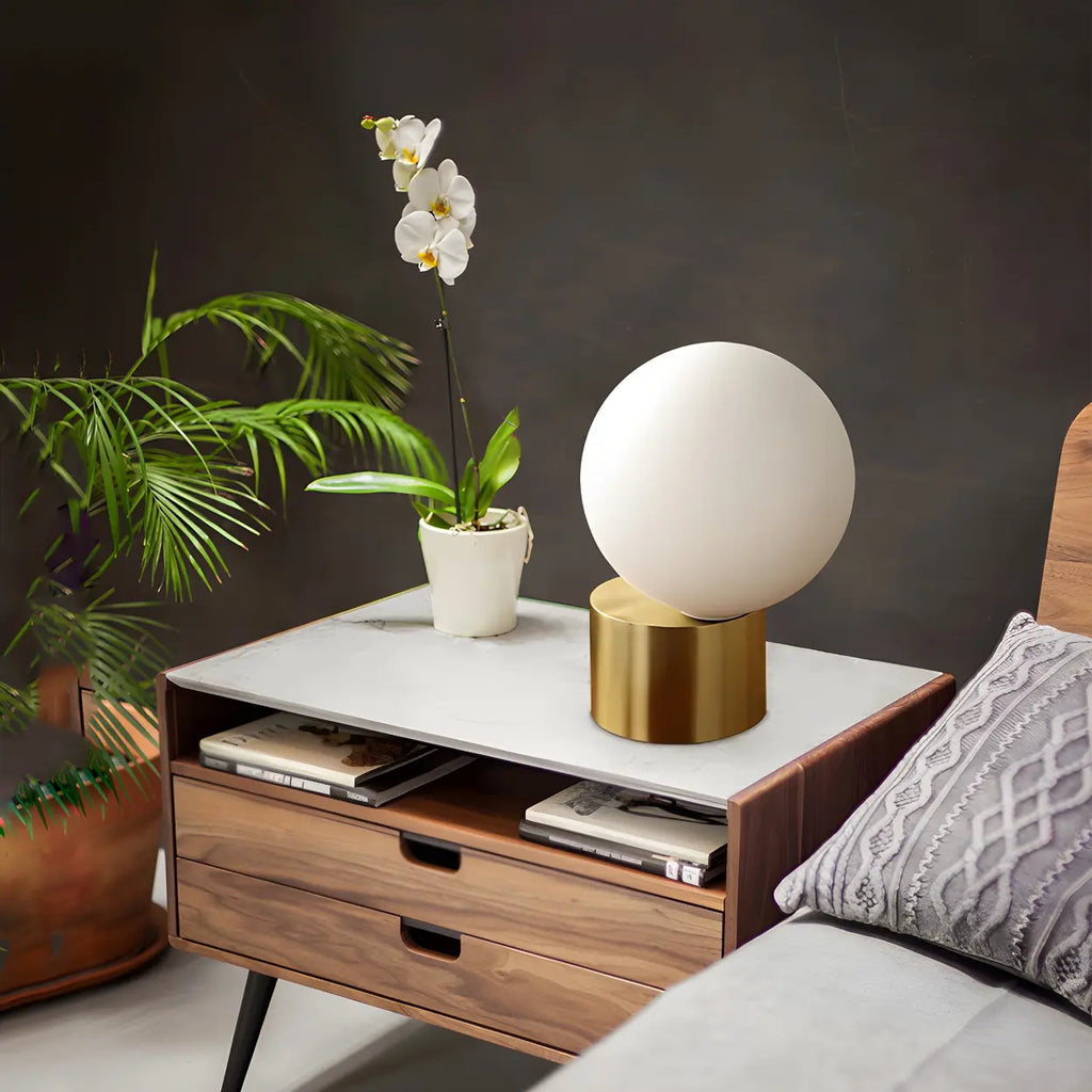 Modern globbordslampa i glas med guldfärgad pelarfot – Elegant hem- och kontorsbelysning
