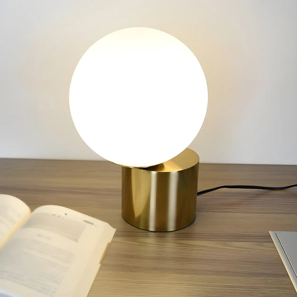Modern globbordslampa i glas med guldfärgad pelarfot – Elegant hem- och kontorsbelysning