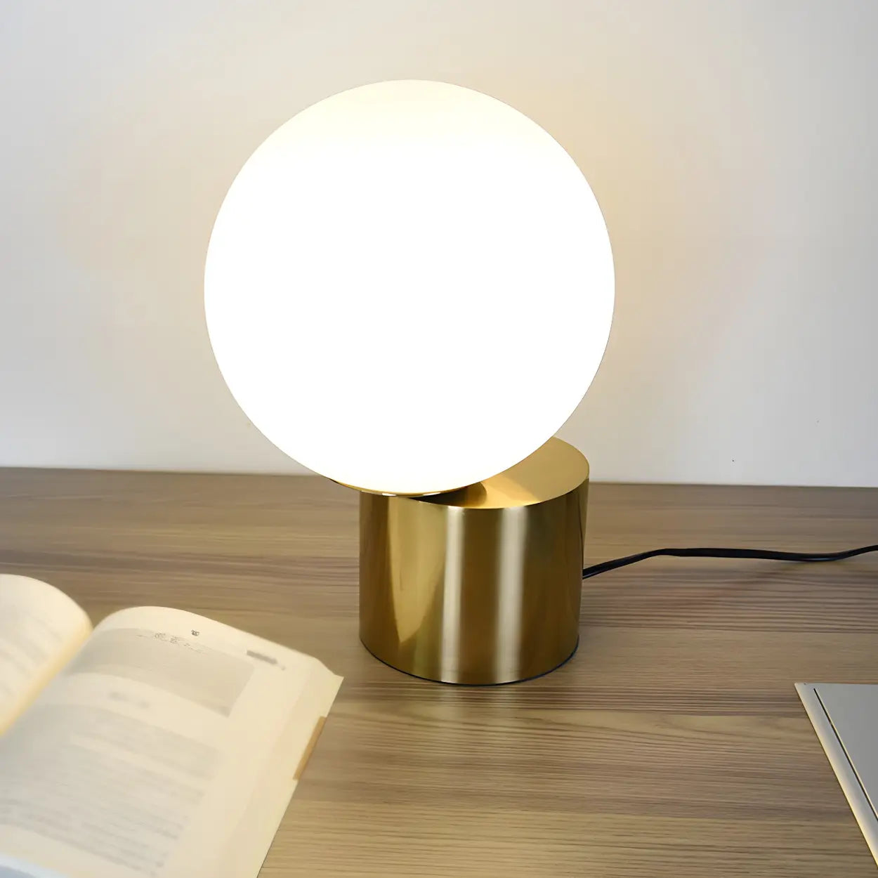 Modern globbordslampa i glas med guldfärgad pelarfot – Elegant hem- och kontorsbelysning