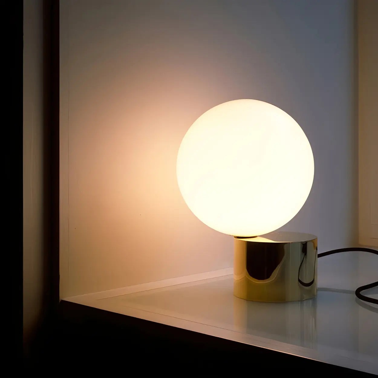 Modern globbordslampa i glas med guldfärgad pelarfot – Elegant hem- och kontorsbelysning