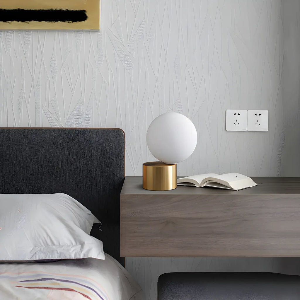 Modern globbordslampa i glas med guldfärgad pelarfot – Elegant hem- och kontorsbelysning