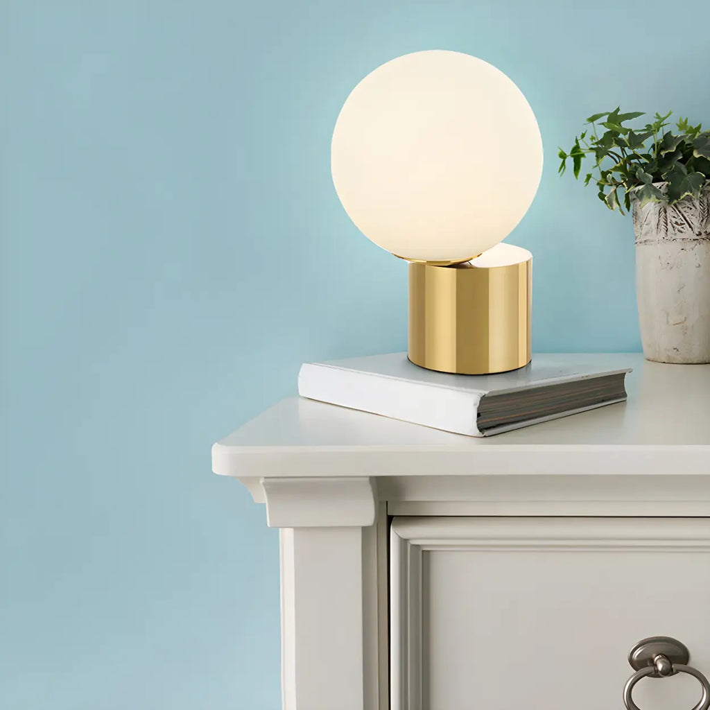 Modern globbordslampa i glas med guldfärgad pelarfot – Elegant hem- och kontorsbelysning