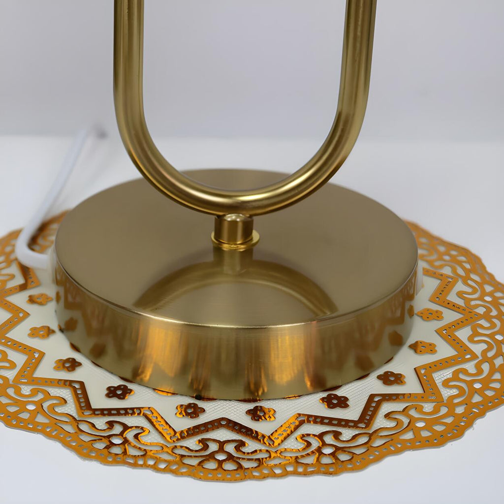 Modern guldfärgad bordslampa med glasglob och inbyggd klocka