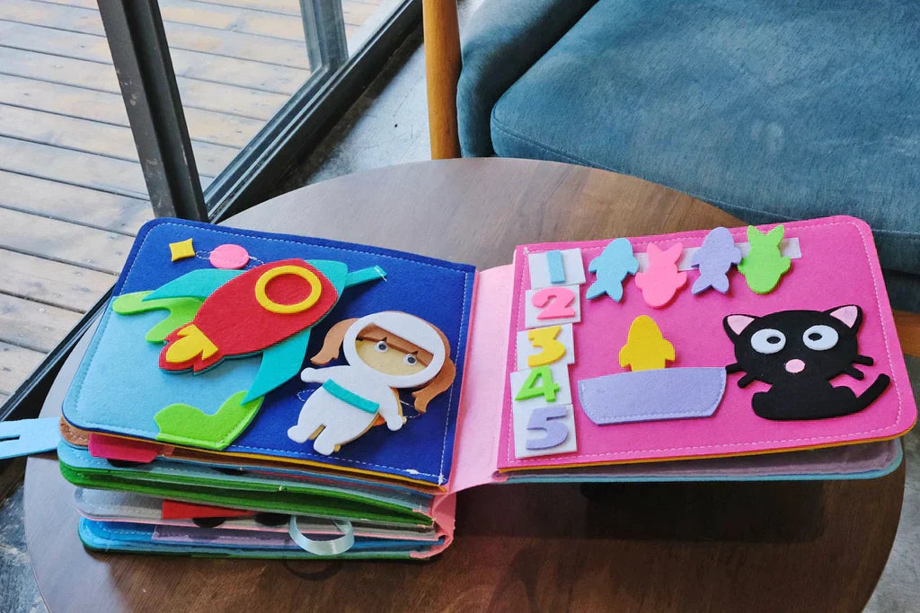 Montessori-aktivitetsbok med filt – interaktivt lärande och berättarkul för barn