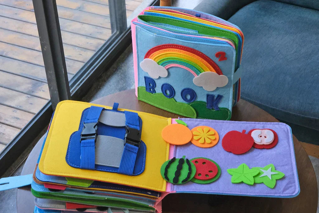 Montessori-aktivitetsbok med filt – interaktivt lärande och berättarkul för barn