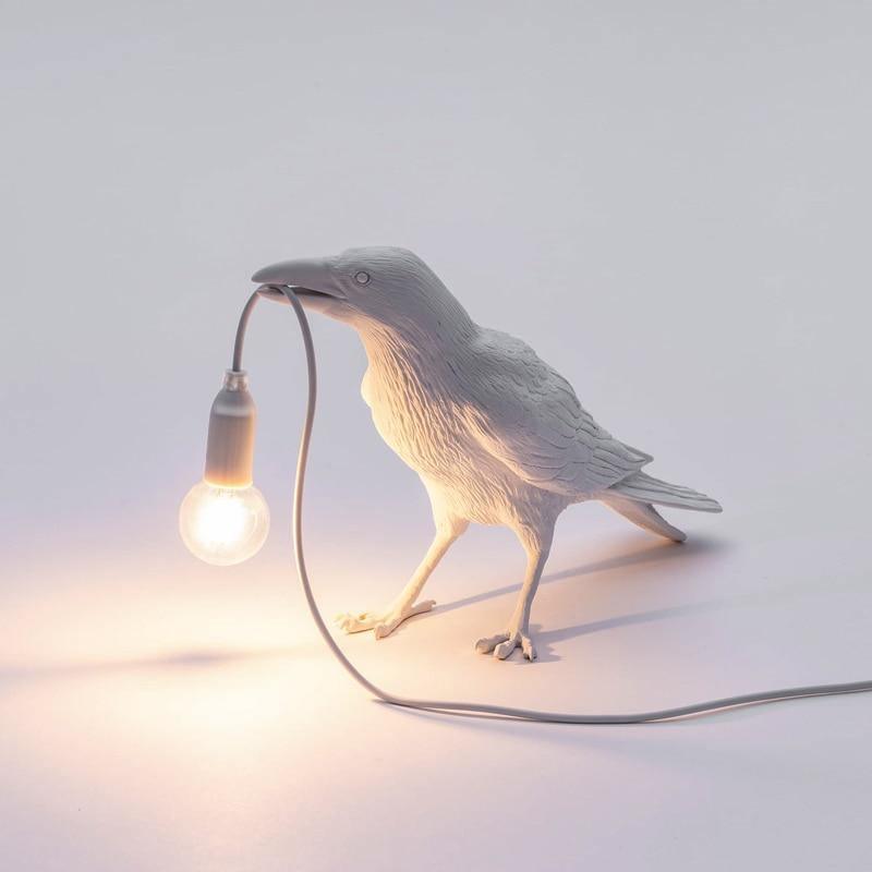 Skulptural bordslampa med djurmotiv – dekorativ belysning med hängande glödlampa