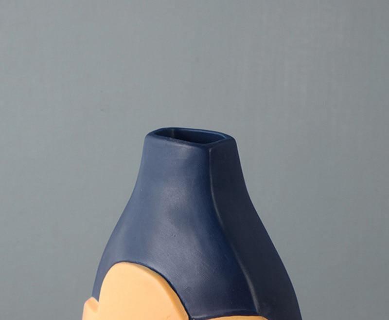 Keramiska blomvaser med utskärningsdesign