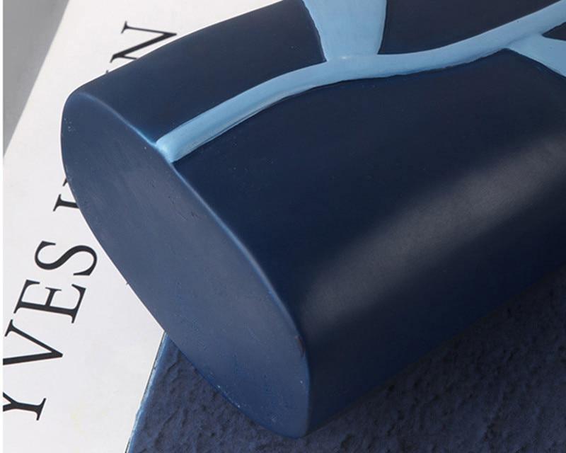 Keramiska blomvaser med utskärningsdesign