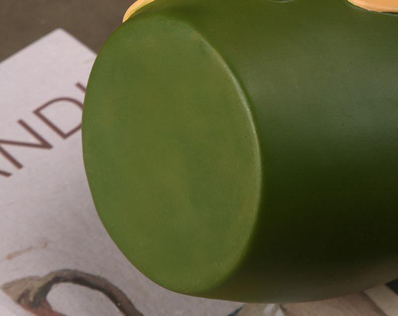 Keramiska blomvaser med utskärningsdesign