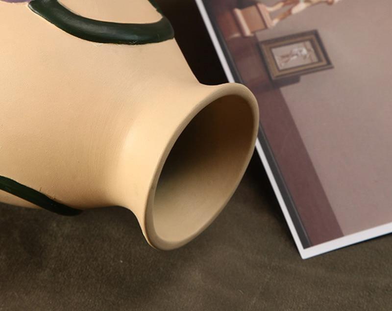 Keramiska blomvaser med utskärningsdesign