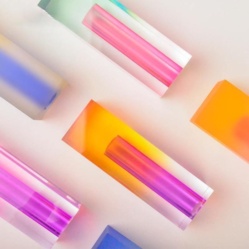 Crystal Prism Akryl Vas – Chic Geometric Accent
