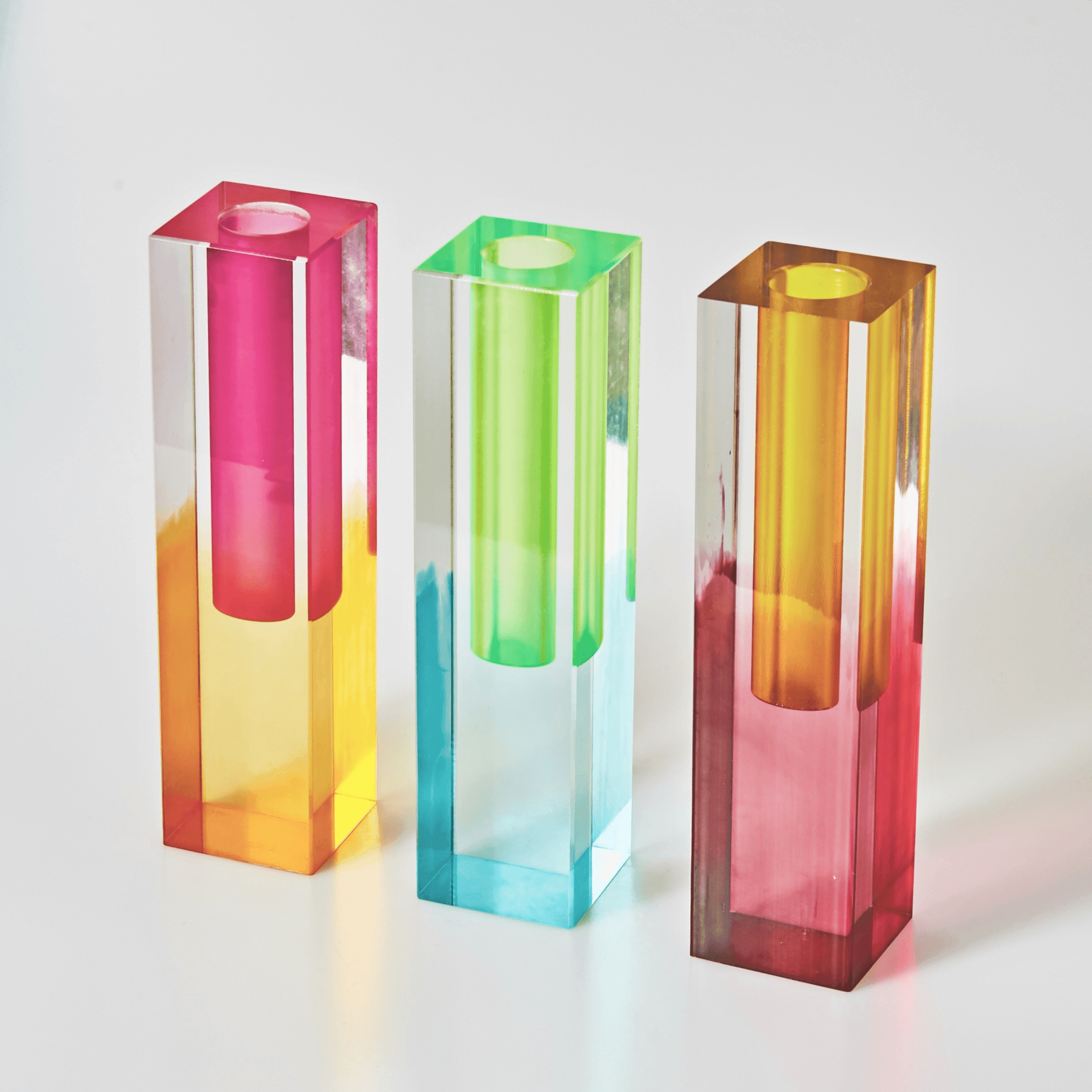 Crystal Prism Akryl Vas – Chic Geometric Accent