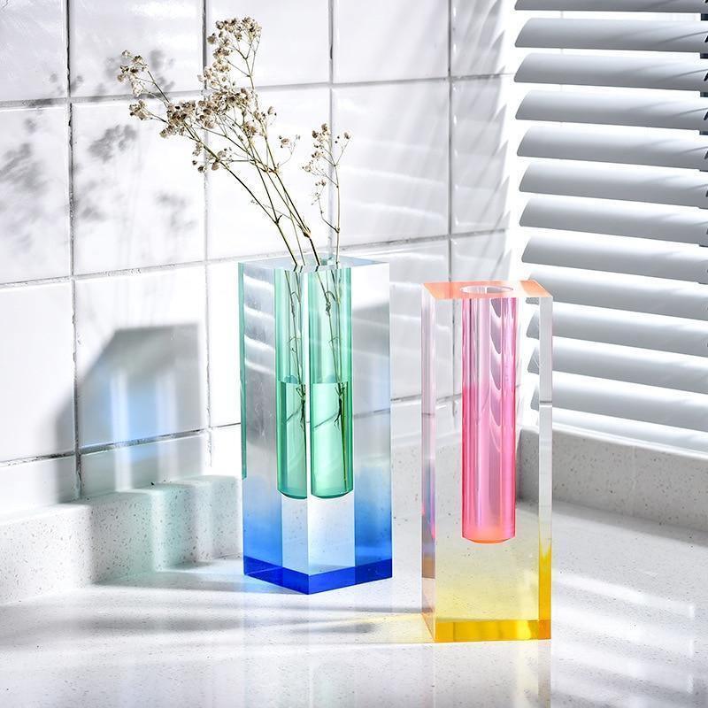 Crystal Prism Akryl Vas – Chic Geometric Accent