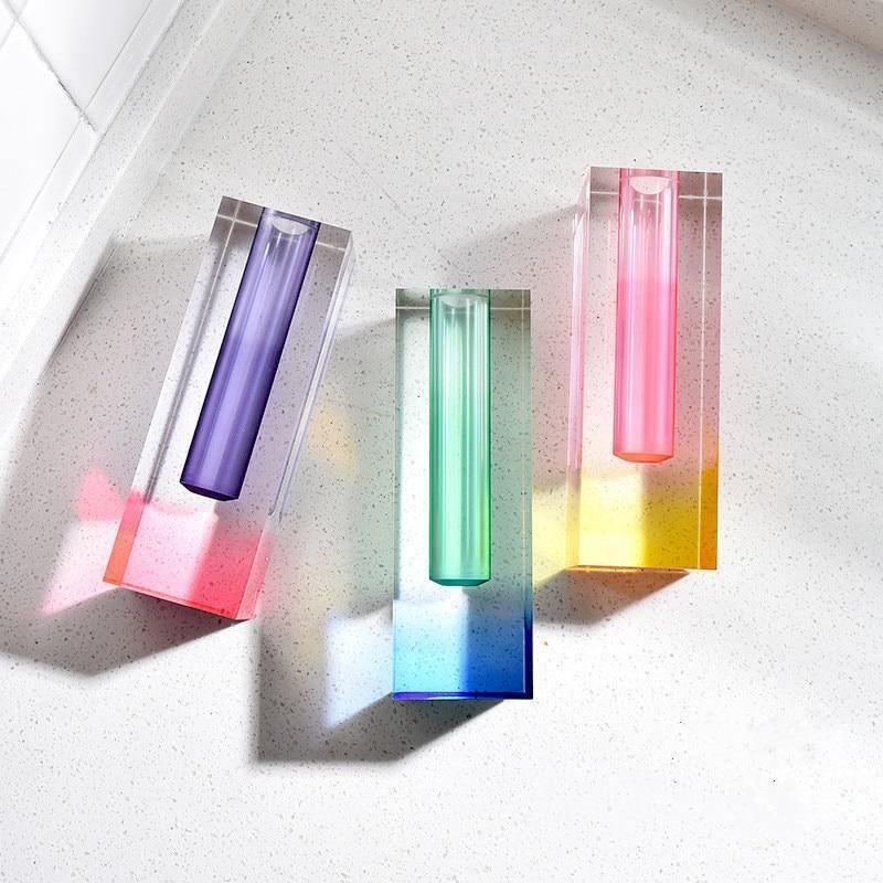 Crystal Prism Akryl Vas – Chic Geometric Accent