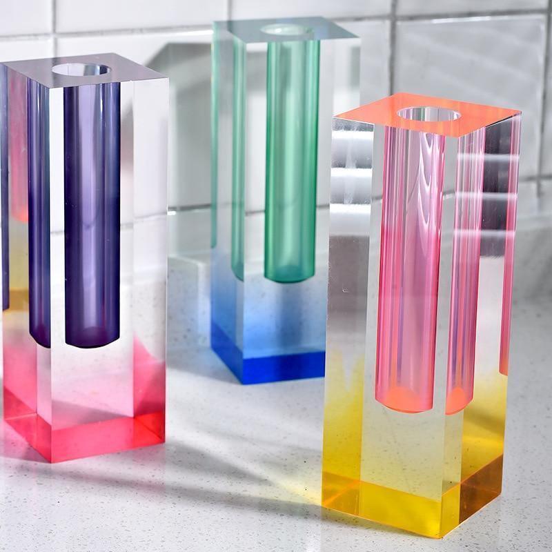 Crystal Prism Akryl Vas – Chic Geometric Accent