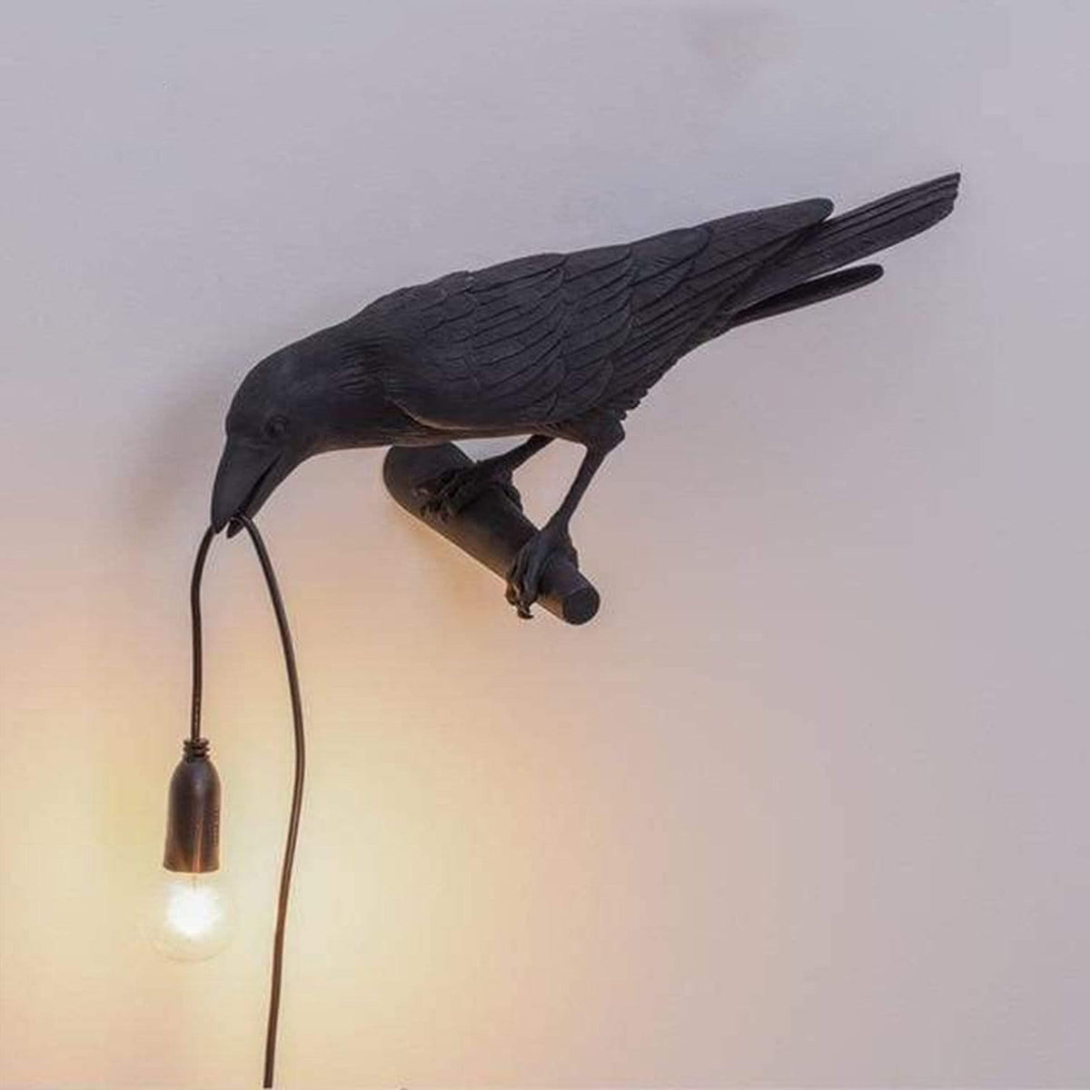Skulptural bordslampa med djurmotiv – dekorativ belysning med hängande glödlampa