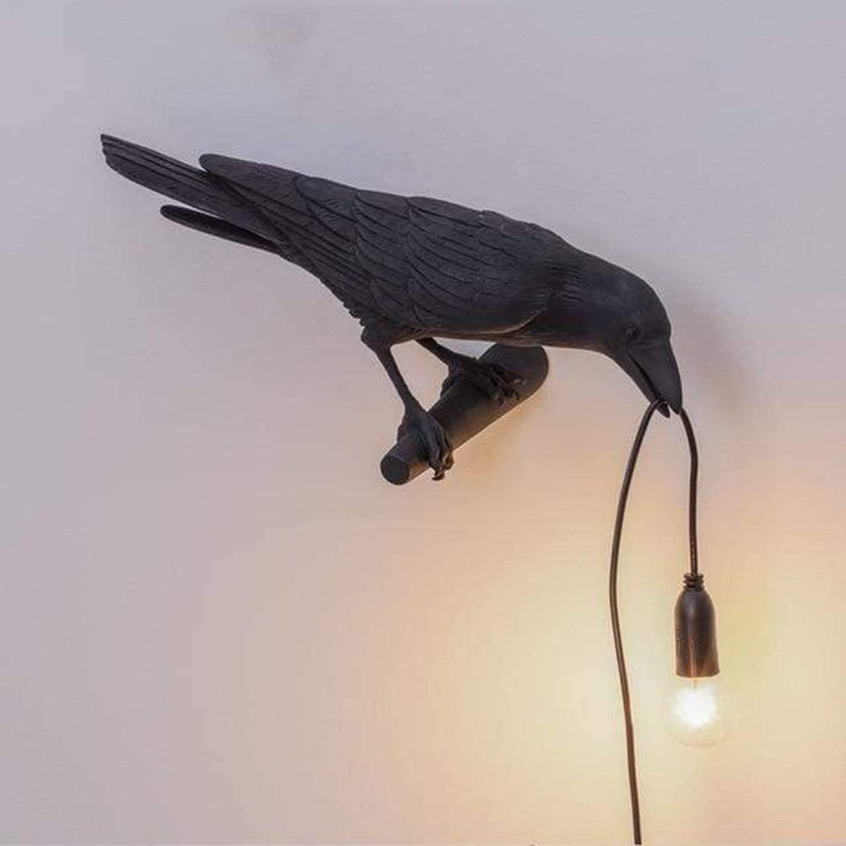 Skulptural bordslampa med djurmotiv – dekorativ belysning med hängande glödlampa