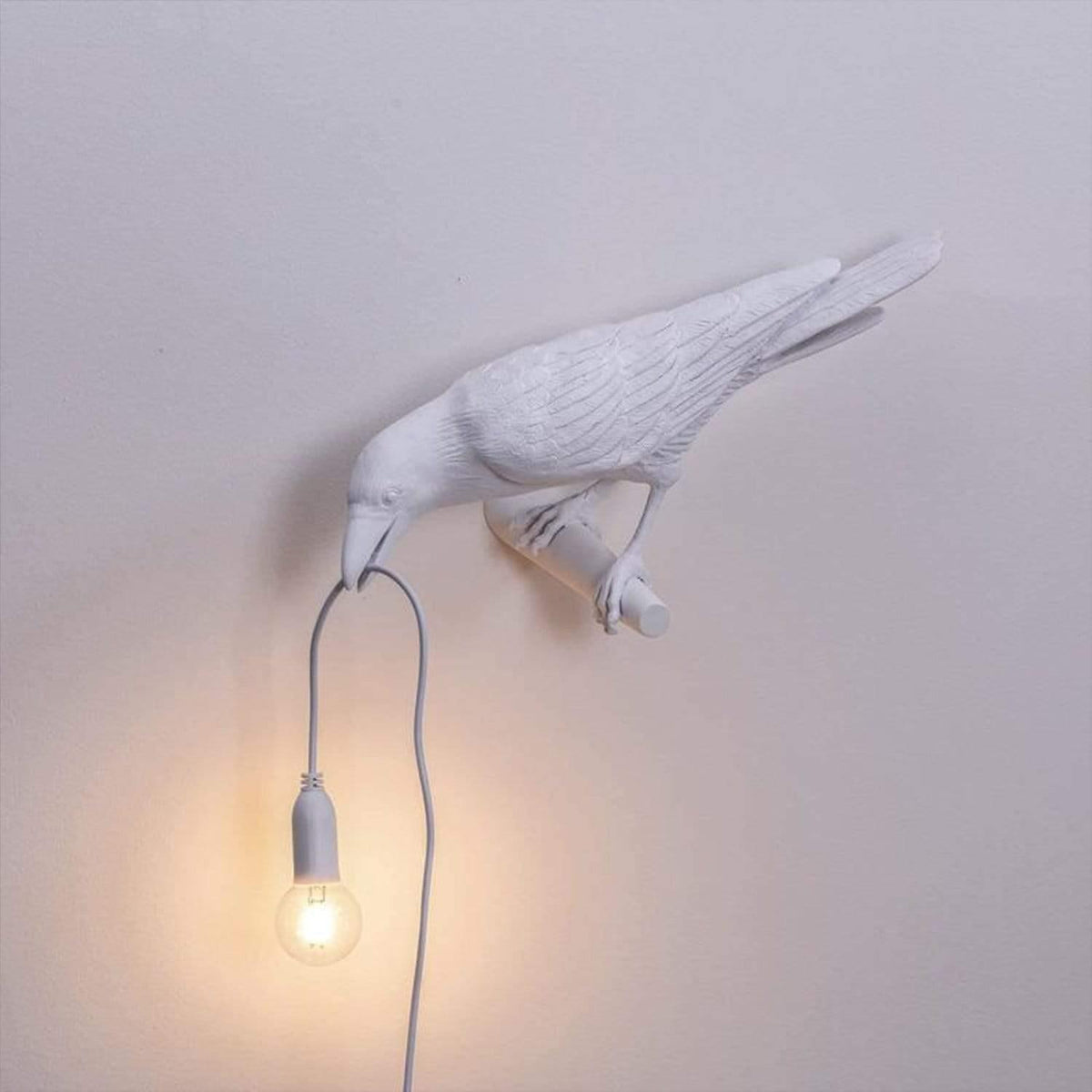 Skulptural bordslampa med djurmotiv – dekorativ belysning med hängande glödlampa