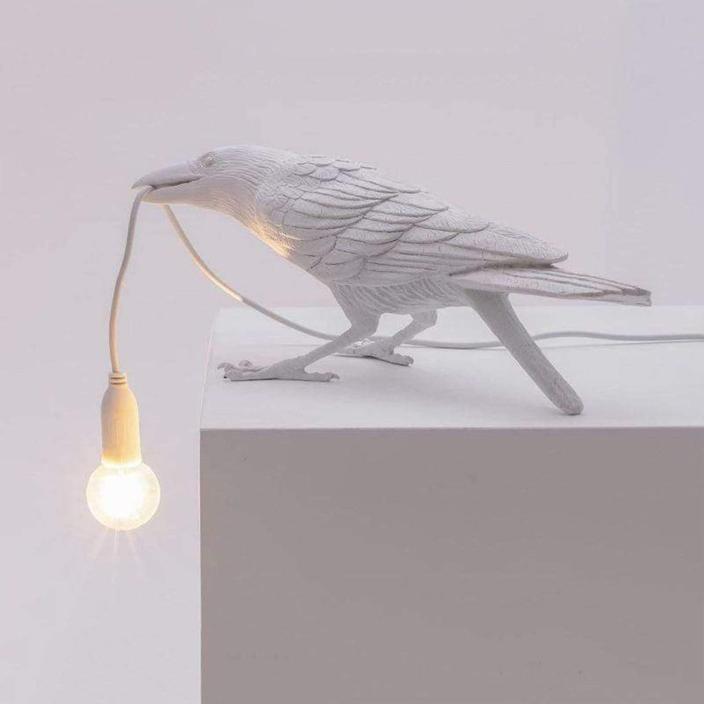 Skulptural bordslampa med djurmotiv – dekorativ belysning med hängande glödlampa