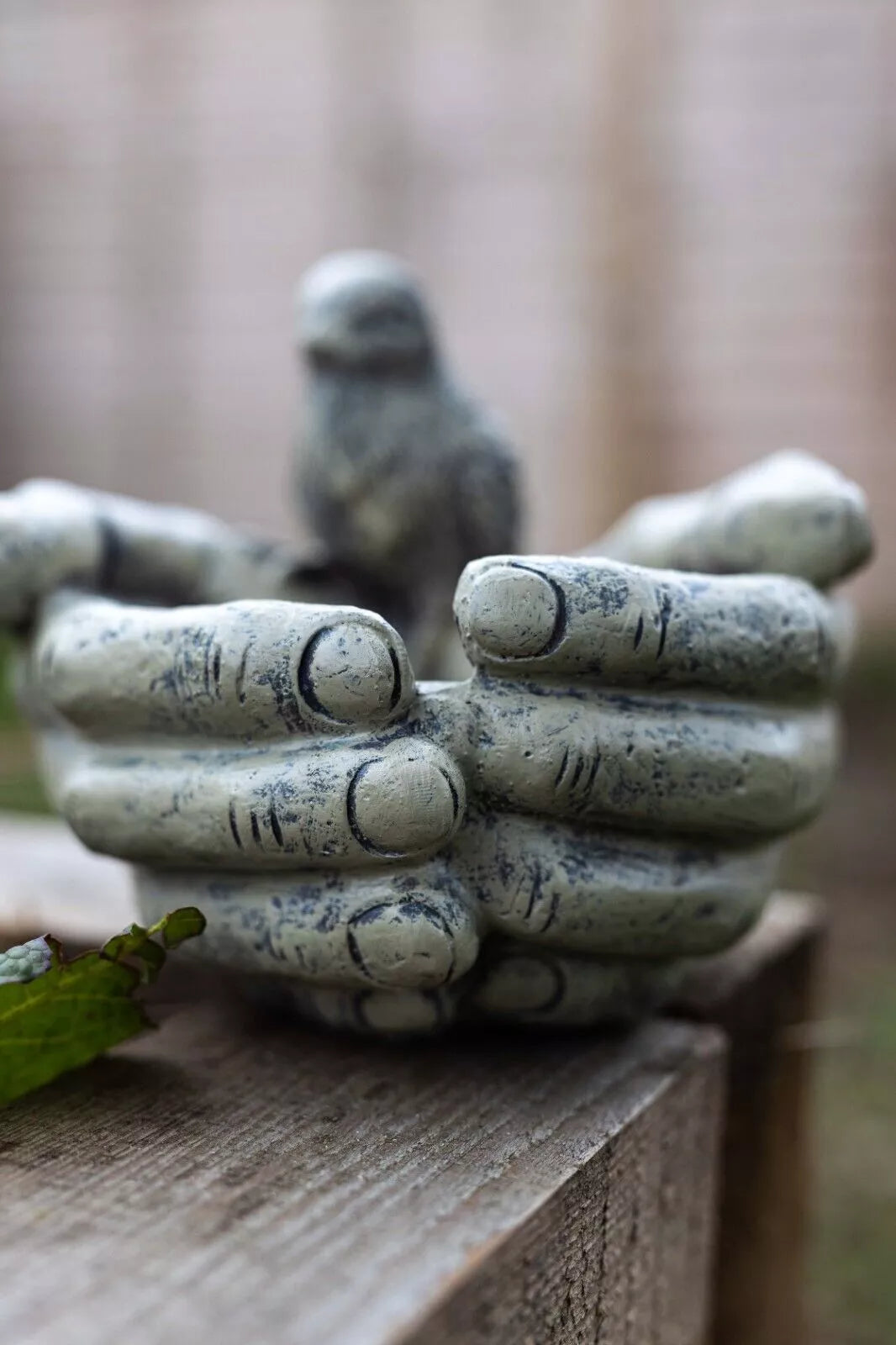 Konstnärlig handmatare i harts för fåglar — Elegant trädgårdsskulptur och utomhusdekor