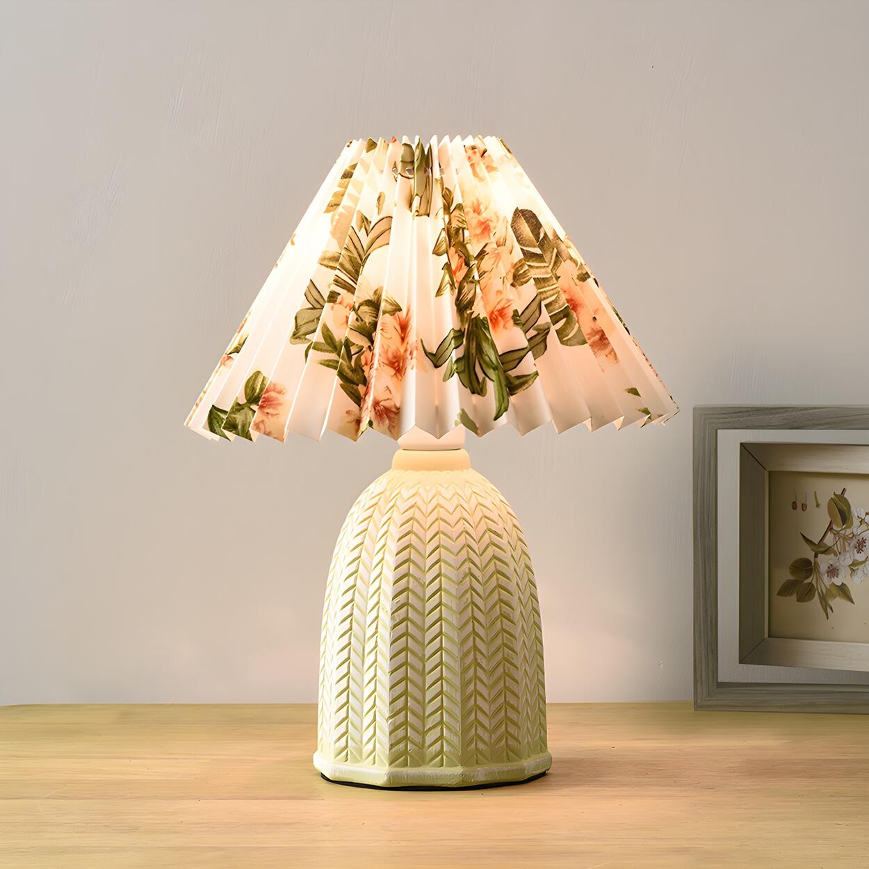 Elegant geometrisk veckad tygbordslampa med blommig accent