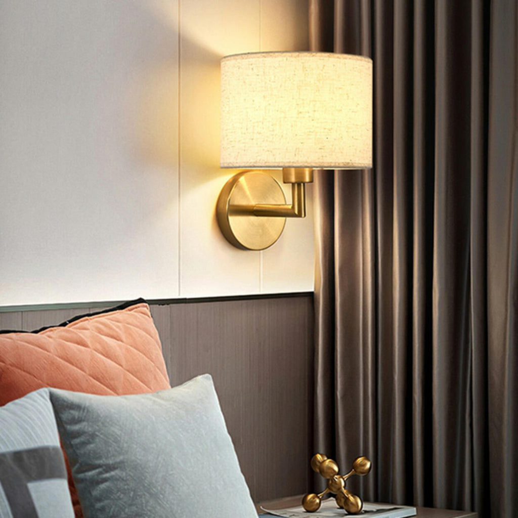 Modern vägglampa i tyg med skärm – Geometrisk design för sovrumsbelysning