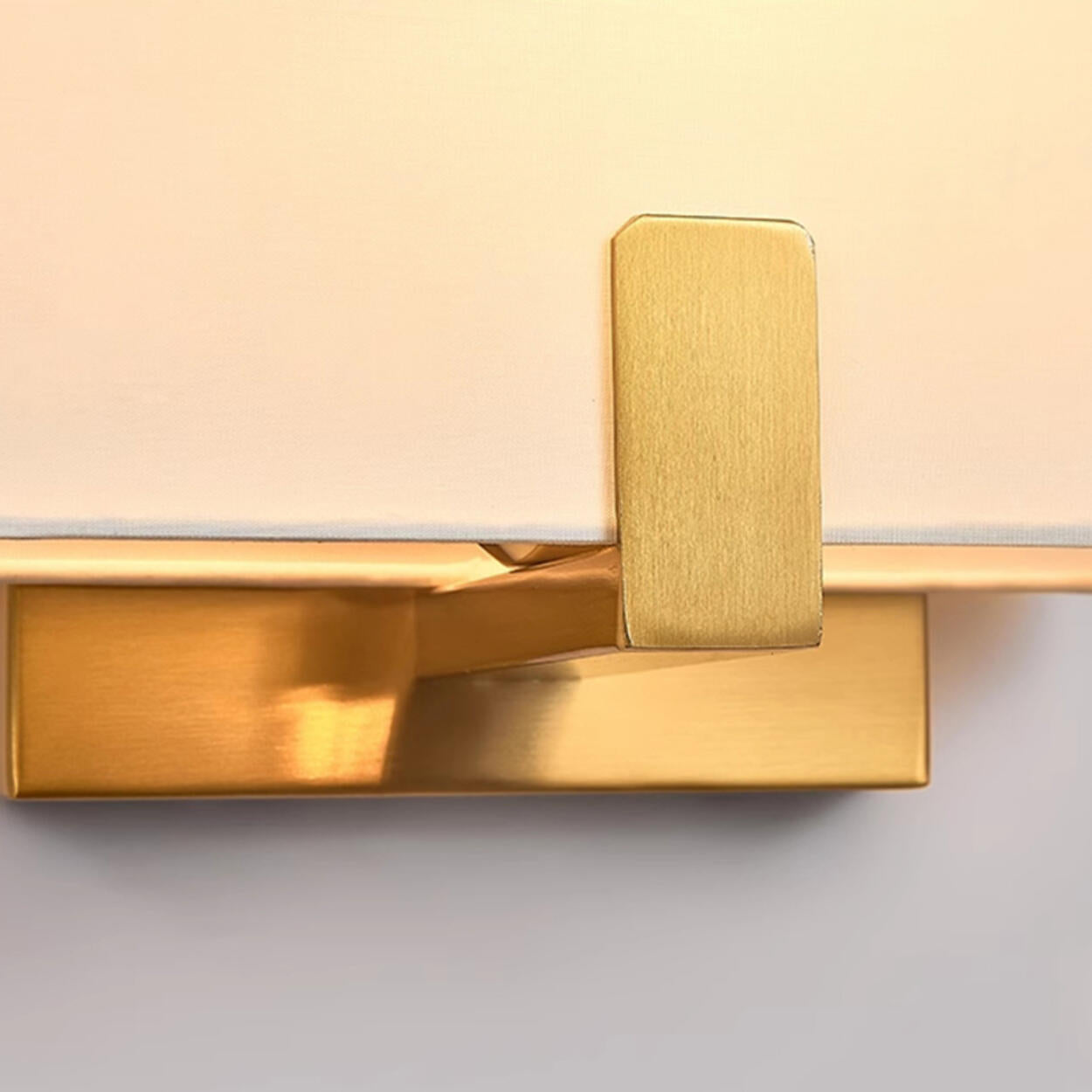 Modern vägglampa i tyg med skärm – Geometrisk design för sovrumsbelysning