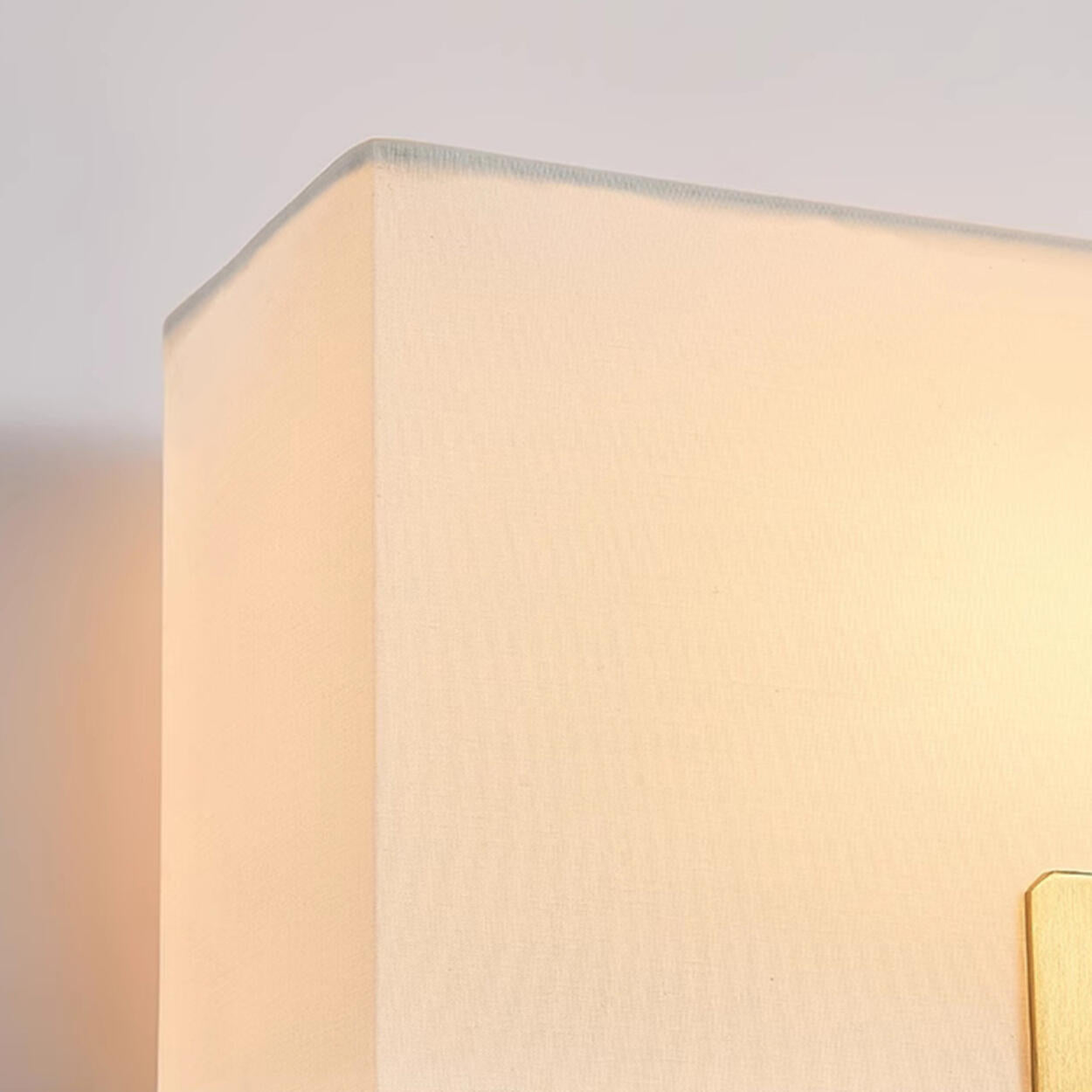 Modern vägglampa i tyg med skärm – Geometrisk design för sovrumsbelysning