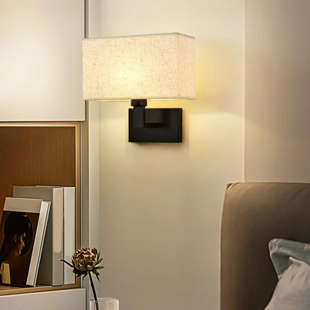 Modern vägglampa i tyg med skärm – Geometrisk design för sovrumsbelysning