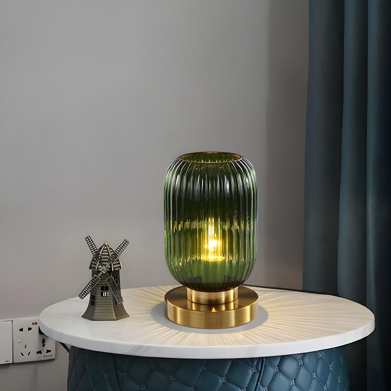 Modern geometrisk bordslampa i glas och mässing – elegant stämningsbelysning