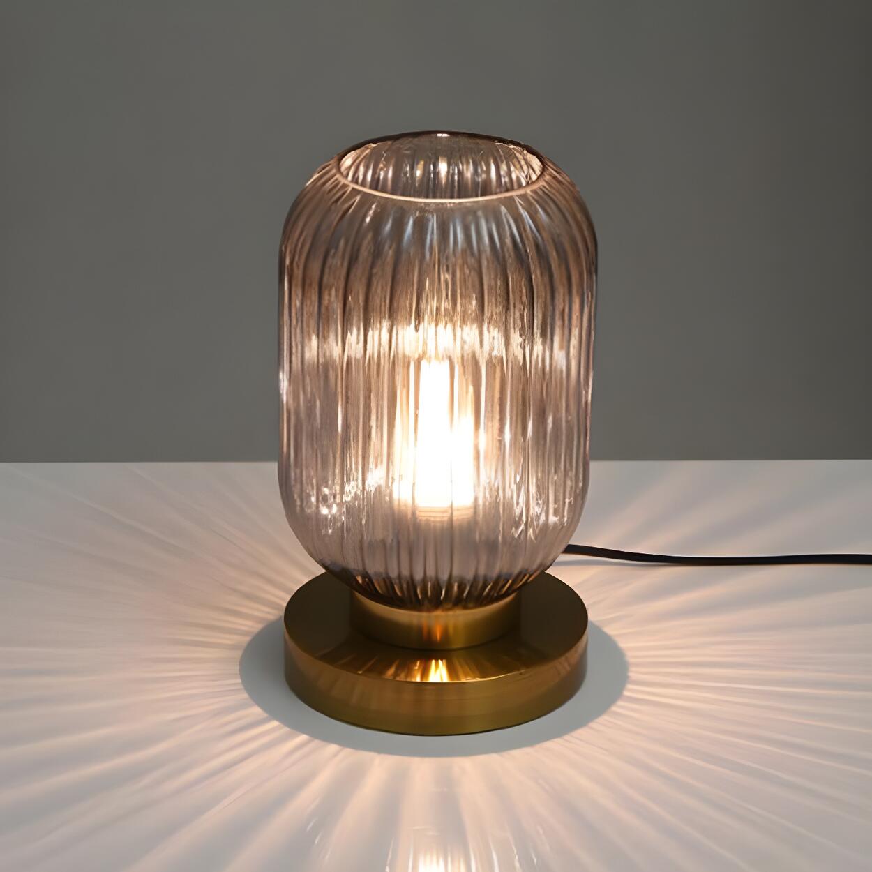 Modern geometrisk bordslampa i glas och mässing – elegant stämningsbelysning
