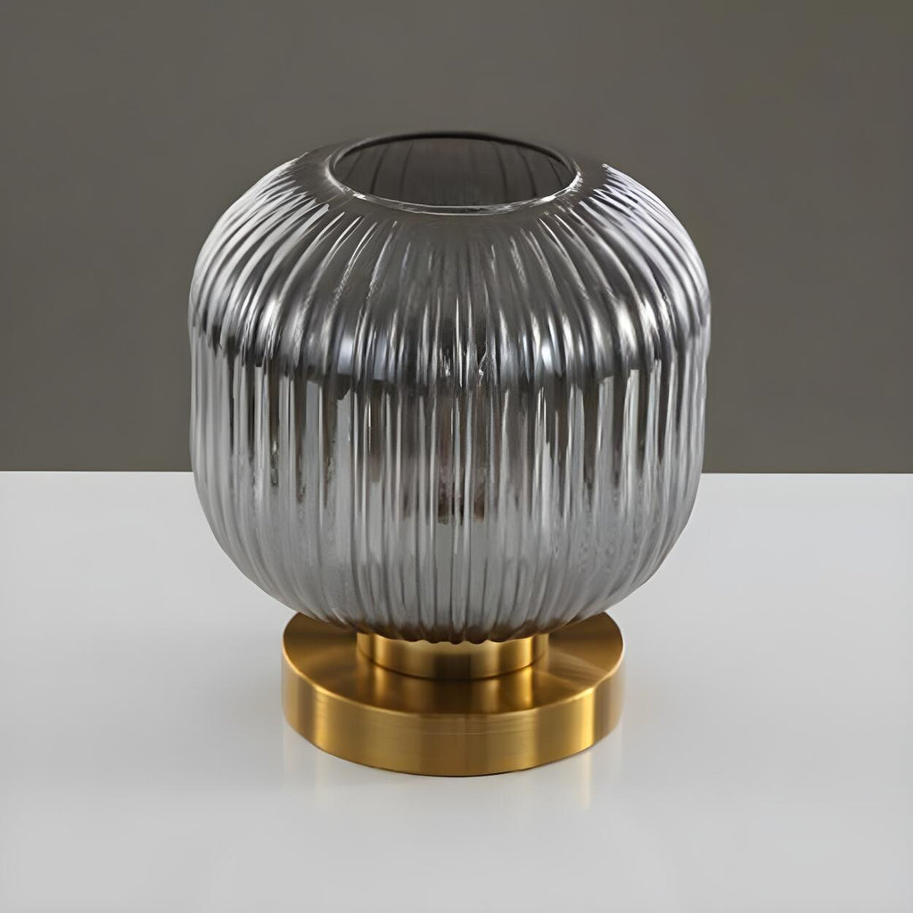 Modern geometrisk bordslampa i glas och mässing – elegant stämningsbelysning