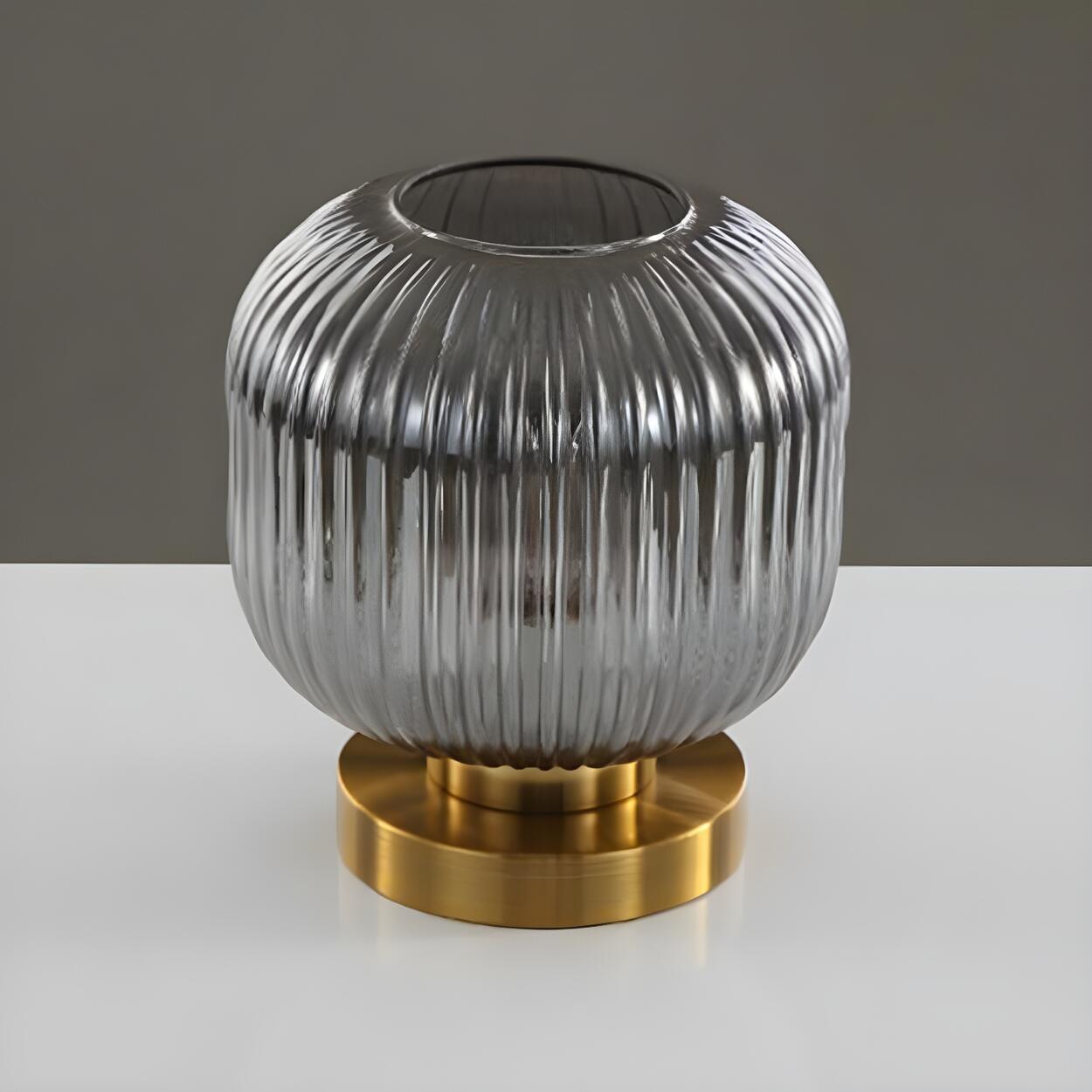 Modern geometrisk bordslampa i glas och mässing – elegant stämningsbelysning