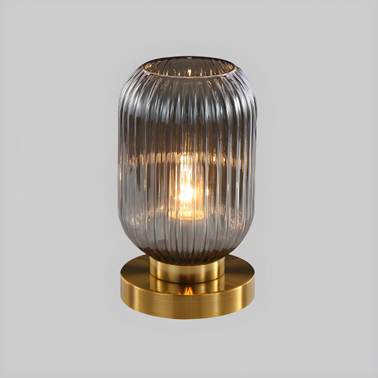 Modern geometrisk bordslampa i glas och mässing – elegant stämningsbelysning