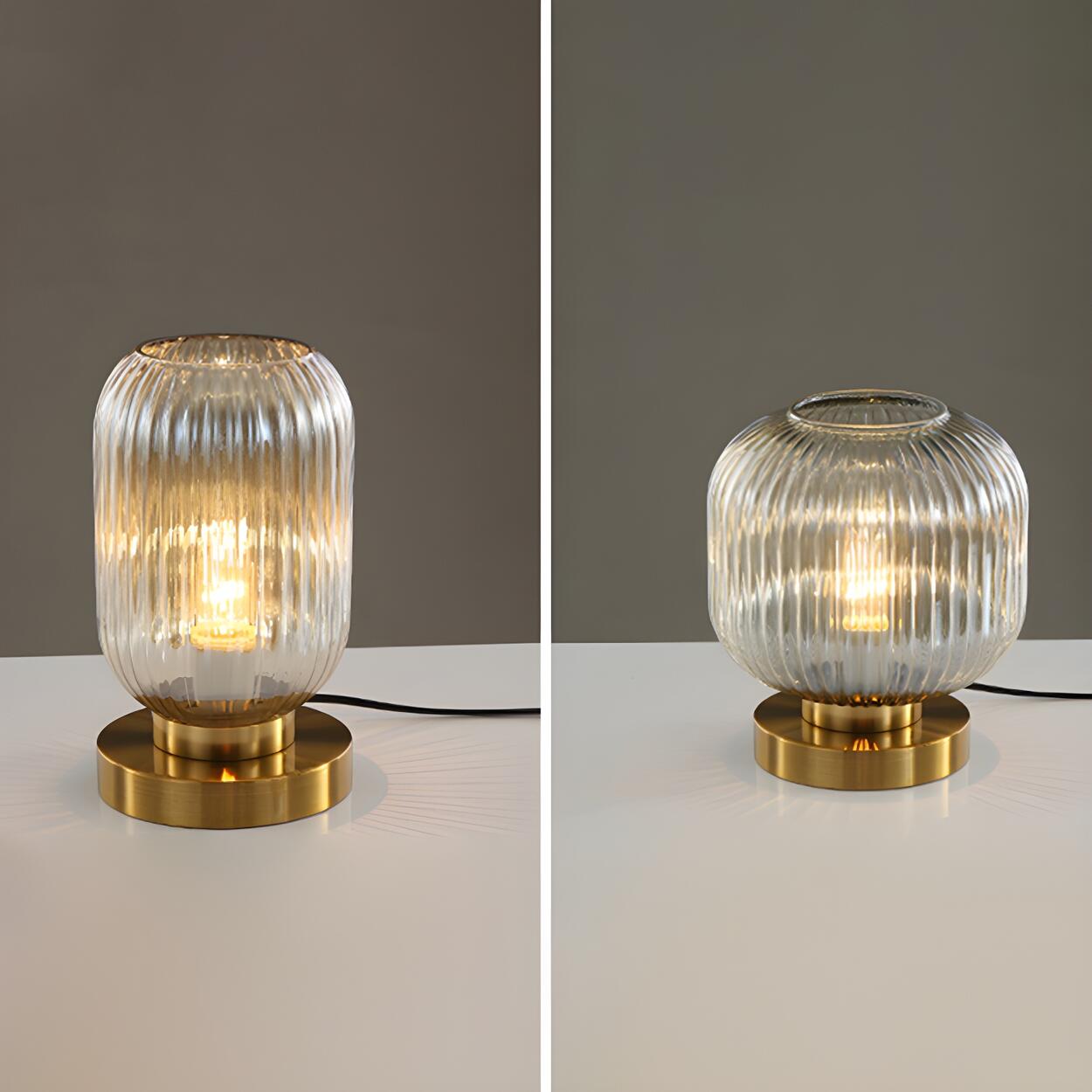 Modern geometrisk bordslampa i glas och mässing – elegant stämningsbelysning