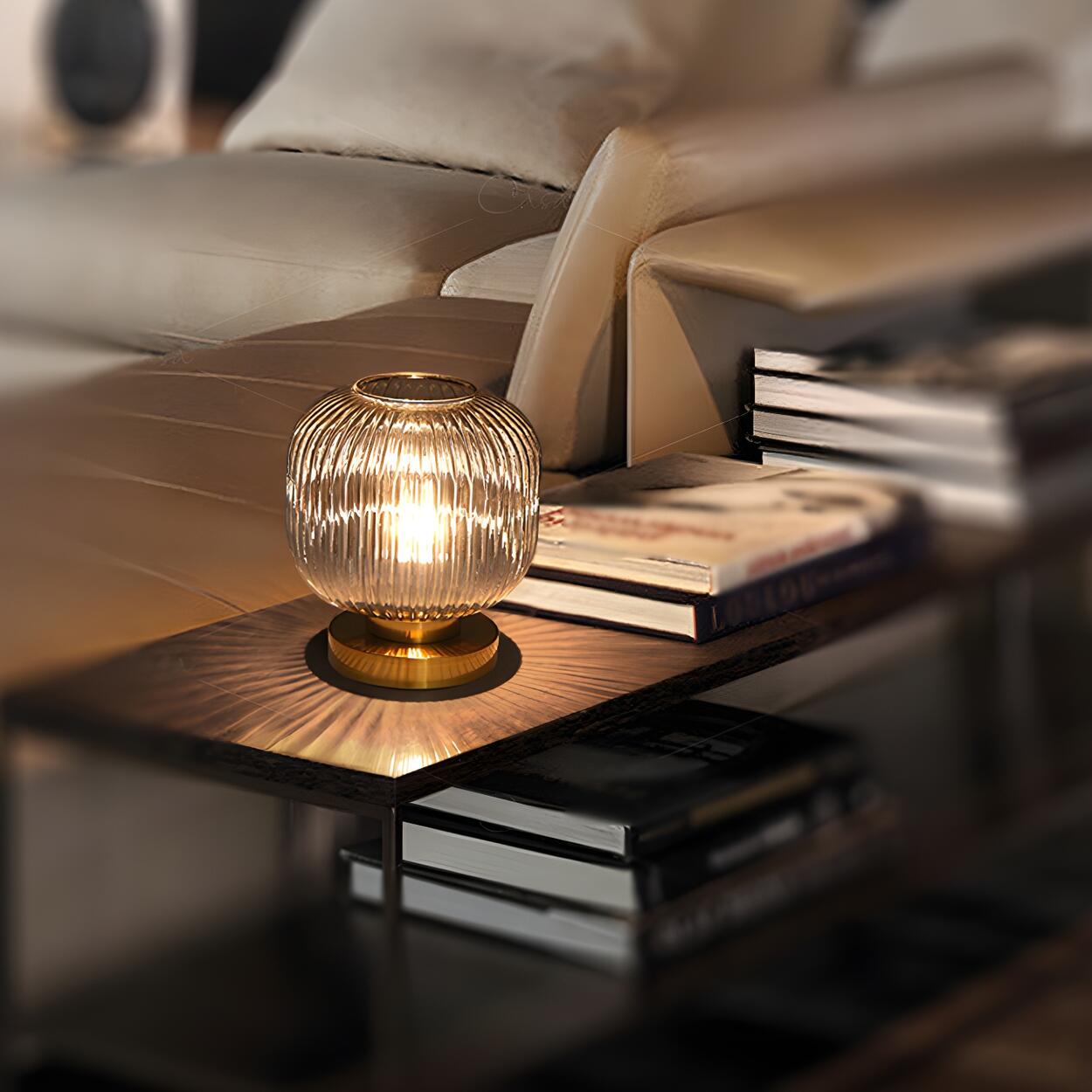 Modern geometrisk bordslampa i glas och mässing – elegant stämningsbelysning