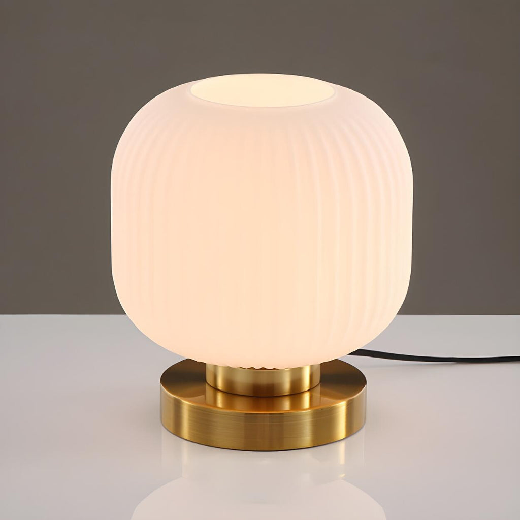 Modern geometrisk bordslampa i glas och mässing – elegant stämningsbelysning
