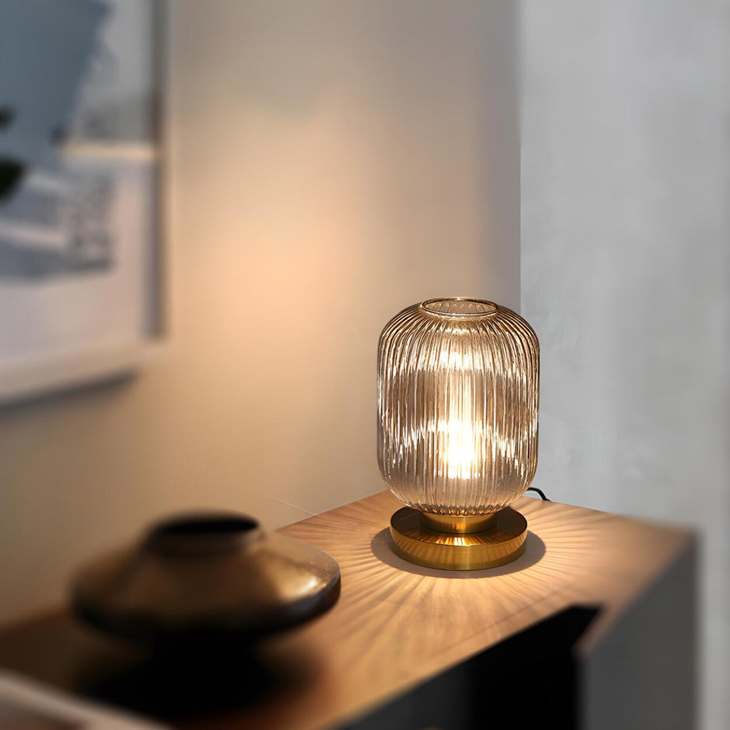 Modern geometrisk bordslampa i glas och mässing – elegant stämningsbelysning