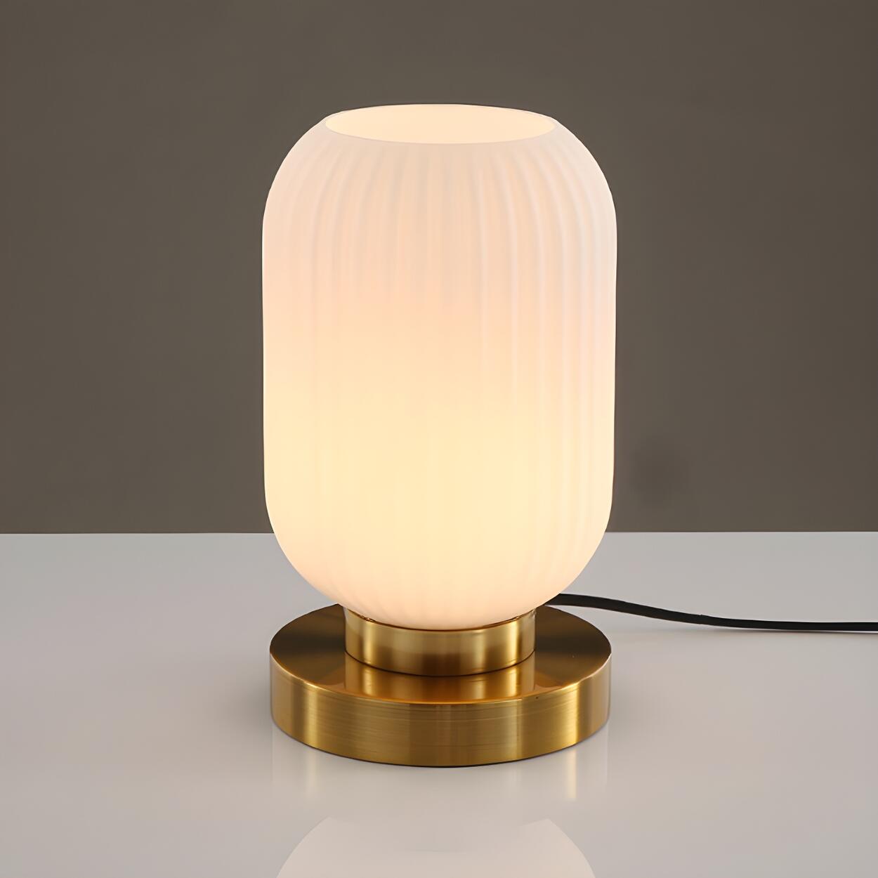 Modern geometrisk bordslampa i glas och mässing – elegant stämningsbelysning