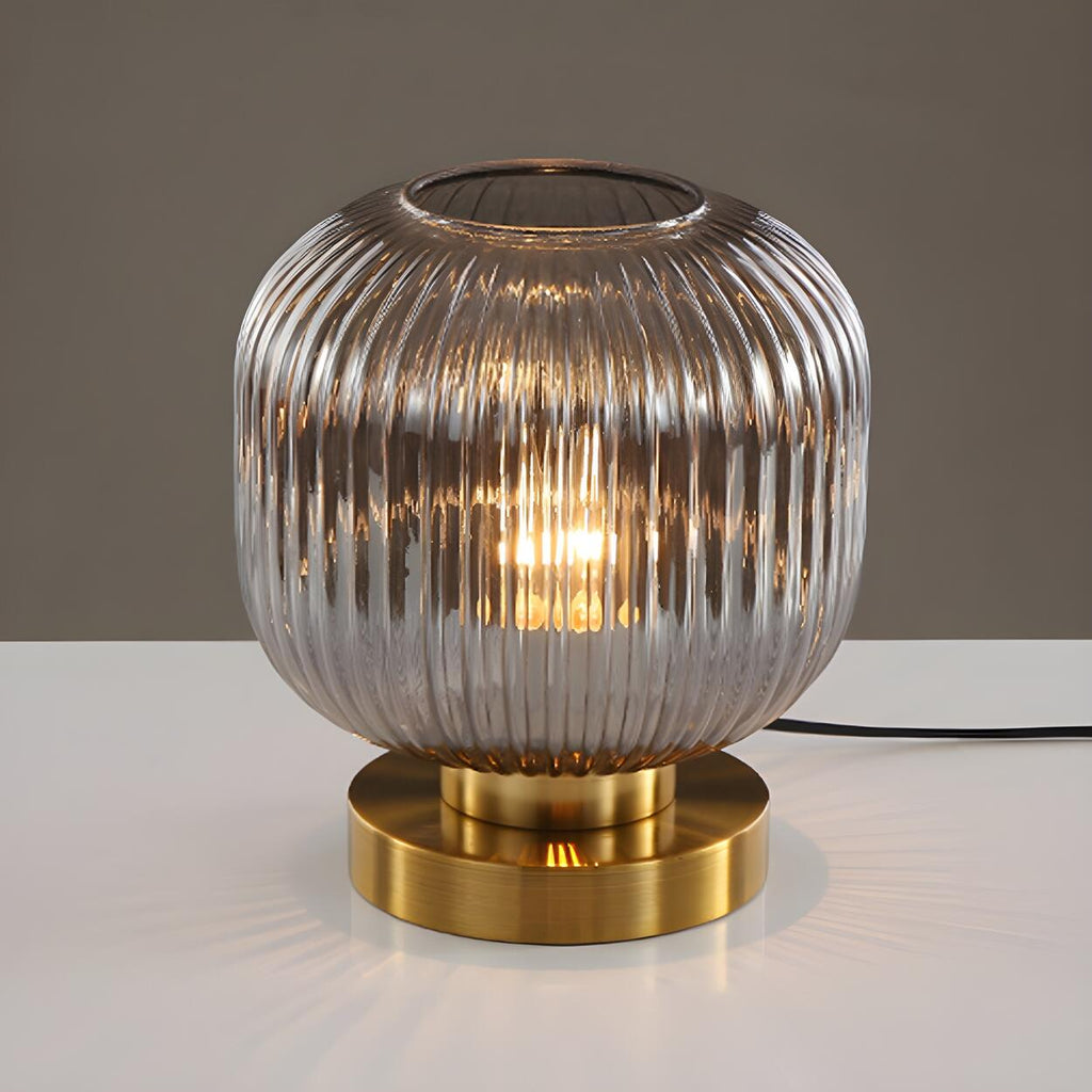 Modern geometrisk bordslampa i glas och mässing – elegant stämningsbelysning