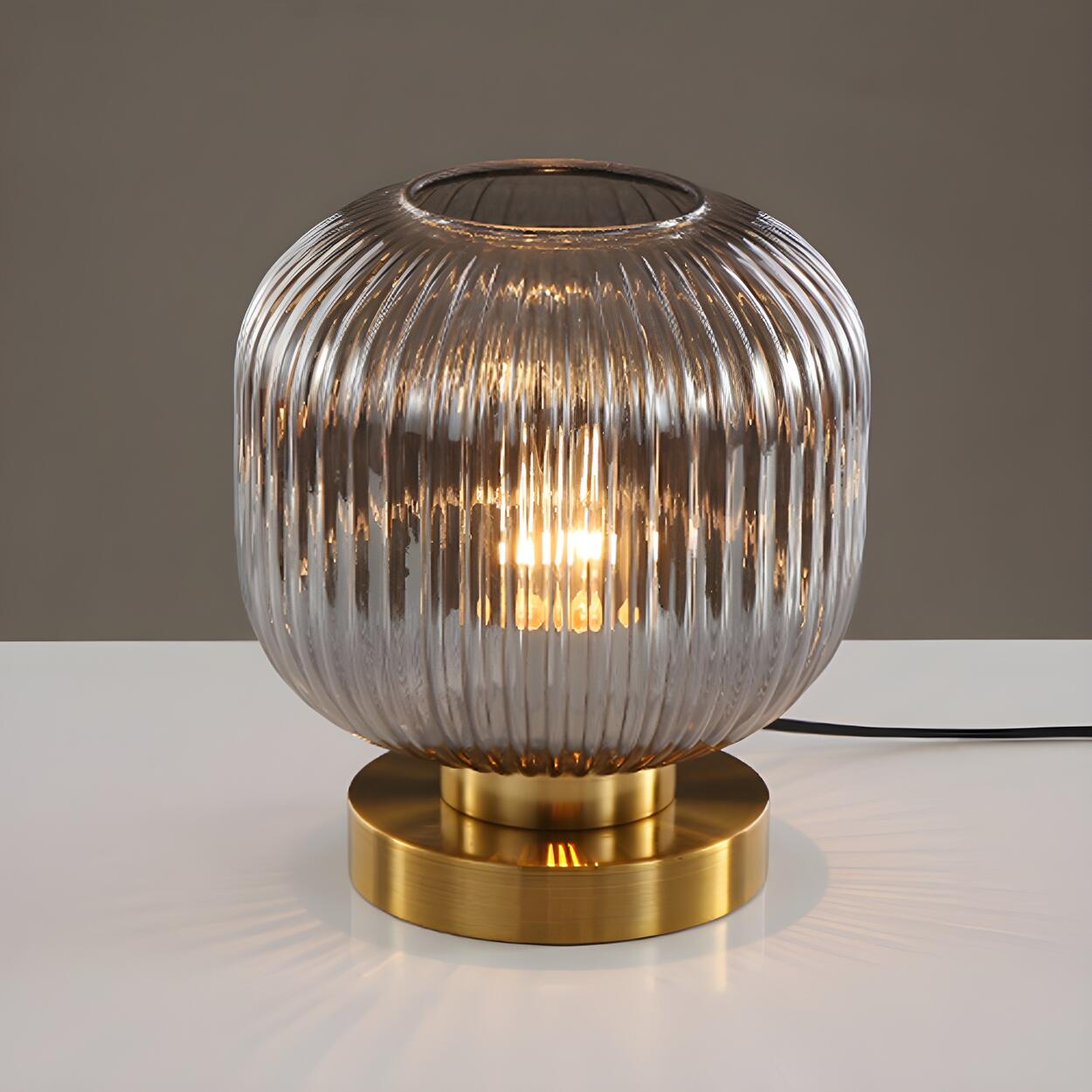 Modern geometrisk bordslampa i glas och mässing – elegant stämningsbelysning