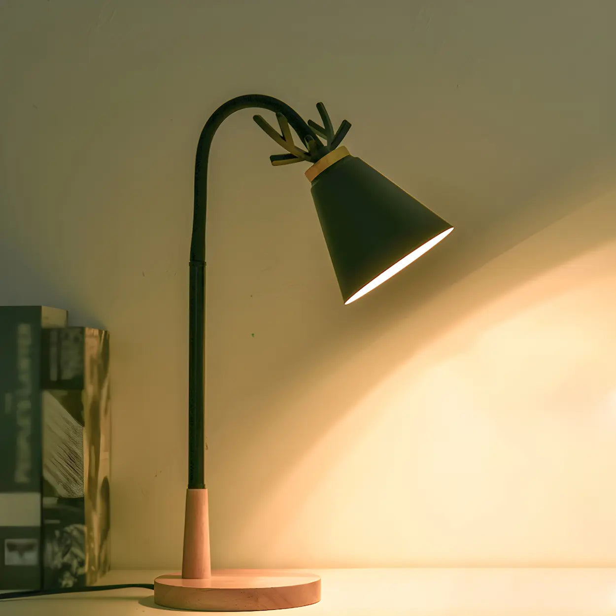 Rustik träbordslampa med horndetaljer och konisk skärm – Elegant heminredningsbelysning