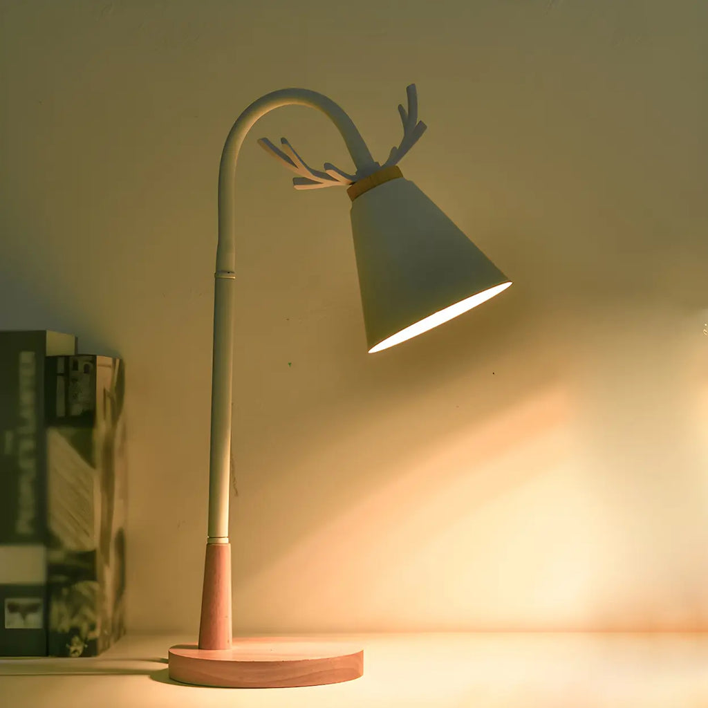 Rustik träbordslampa med horndetaljer och konisk skärm – Elegant heminredningsbelysning