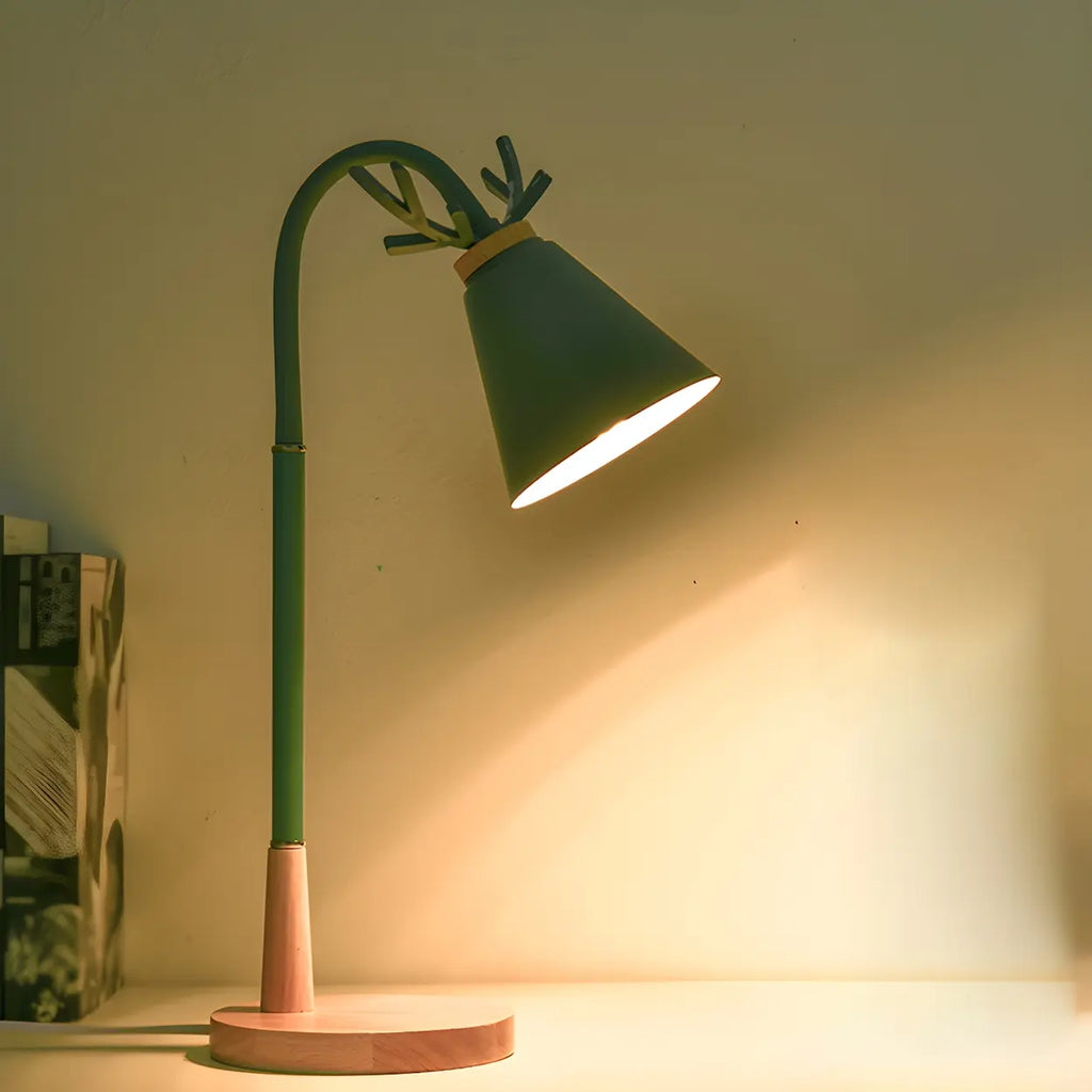 Rustik träbordslampa med horndetaljer och konisk skärm – Elegant heminredningsbelysning